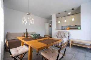 阿尔姆尼卡PLAYA COSTA TEMPLADA的厨房以及带木桌和椅子的用餐室。