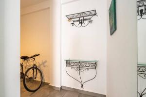 阿尔姆尼卡PLAYA COSTA TEMPLADA的停放在墙上的自行车,带长凳