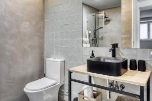 卡斯卡伊斯Bem Lembrados Apartment的一间带水槽和卫生间的浴室