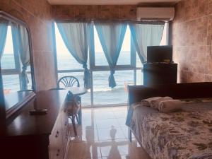 阿瓜达哥伦布酒店的一间卧室配有一张床,享有海景