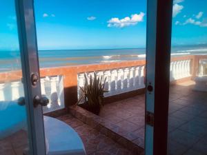 阿瓜达哥伦布酒店的通往海景阳台的门
