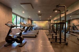 二世古Midtown Niseko的健身房,配有一排跑步机和机器