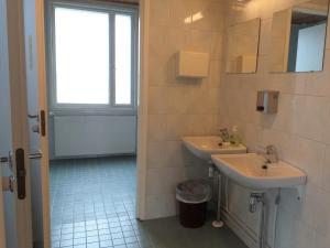 萨翁林纳Kartanohostel AnnaCatharina的一间带两个盥洗盆和窗户的浴室