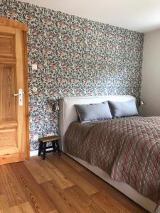 普雷罗Katjas Kate的一间卧室配有一张带花卉壁纸的床
