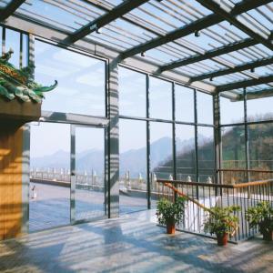 武当山武当山太和紫隐酒店的从建筑的顶部可以欣赏到 ⁇ 顶的景色