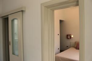 贝瓦尼亚圣彼得Monolocale Citronella a due passi dal mare的卧室设有通往床的门