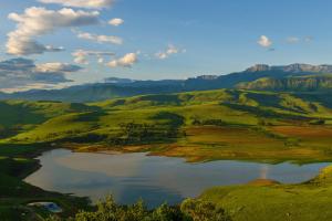 香槟谷Cayley Mountain Resort的山谷中湖泊的景色