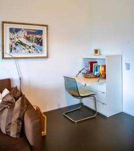 弗利姆斯Ferienwohnung Crap Ner的客房配有书桌、椅子和书桌。