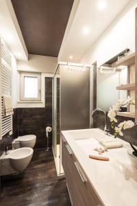 格拉多Cattleya的一间带水槽、浴缸和卫生间的浴室