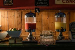 KarasburgCanyon Roadhouse Campsite的搅拌机里装有两种颜色不同的饮料的柜台