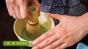 台北北投日胜生加贺屋国际温泉饭店的把刷子放在碗里的人