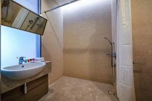 普特拉贾亚布城帝盛酒店的一间带水槽和淋浴的浴室