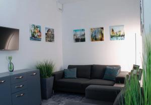 科隆皮拉尔伽尼酒店的客厅配有沙发和墙上的照片