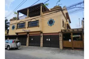 巴科洛德RedDoorz at Casa Marabella Villamonte Bacolod City的前面有停车位的建筑