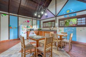 IretamaLagos de Jurema Termas Resort的厨房设有用餐区,配有桌椅