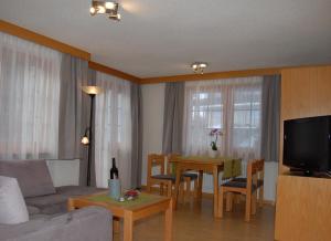 萨斯费Apartment Swiss Chalet的客厅配有沙发和桌子