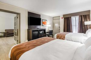 布里斯托尔Quality Inn的酒店客房设有两张床和一台平面电视。