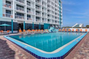 代托纳海滩Comfort Inn & Suites Daytona Beach Oceanfront的酒店前方的大型游泳池