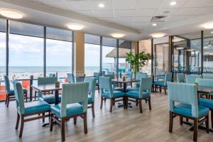 Comfort Inn & Suites Daytona Beach Oceanfront餐厅或其他用餐的地方