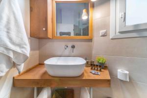 雅典Suites 05-06 - Smart Cozy Suites - Large 2 bedroom, near Athens and metro的浴室设有木制柜台上的白色大水槽