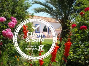 埃武拉Monte Da Serralheira Agro Turismo的花园标志和在院子内销售