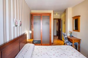 阿尔德亚达维拉德拉里韦拉拉加拉－阿瑞贝斯酒店的一间卧室配有一张床、一张桌子和一张书桌