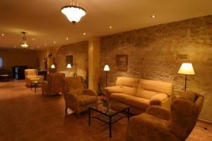 阿尔德亚达维拉德拉里韦拉拉加拉－阿瑞贝斯酒店的客厅配有沙发、椅子和桌子
