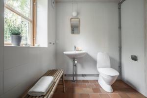 TåtorpSTF Tåtorp Cafe & Logi Göta Kanal的一间带卫生间、水槽和窗户的浴室
