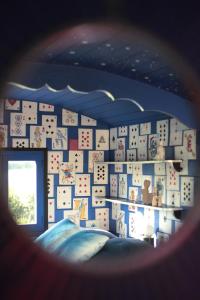 BeaulonLa roulotte MAGIC ! des Grillots的一间拥有蓝白色墙壁的卧室