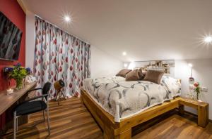 贝希特斯加登阿尔彭格卢欣假日天堂酒店的一间卧室配有一张床、一张桌子和一张桌子。