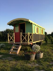 BeaulonLa roulotte MAGIC ! des Grillots的田野拖车上的一个小房子