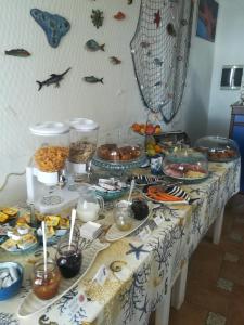 圣马里纳萨利纳蓬塔巴罗尼酒店的一张桌子,上面有餐桌布,上面有食物