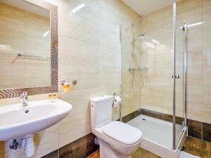 文克尼察穆扎可凯酒店的一间带水槽、卫生间和淋浴的浴室