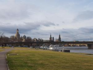 德累斯顿Elisenstrasse - Elbe und Terrassenufer, 34 qm的一座河上的桥梁,以城市为背景