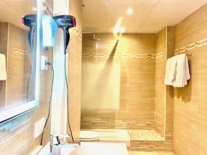 隆达唐米格尔酒店的带淋浴和卫生间的浴室