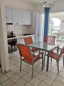 托雷瓦多Le sorgenti camere e appartamenti的厨房配有餐桌和椅子