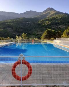 埃尔阿雷纳尔洛斯莫林尼罗斯乡村酒店的 ⁇ 上没有标志的游泳池