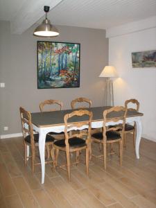 Arrens-MarsousMarioutat的餐桌、椅子和墙上的绘画