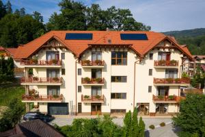 索瓦塔Pensiunea Comfort的公寓大楼的屋顶设有太阳能电池板