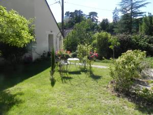 武夫赖Les Patis的花园,花园内设有白色桌子和一些鲜花