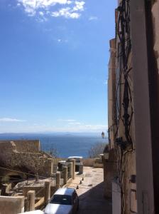 博尼法乔Au cœur de la cité médiévale avec petite vue mer的从大楼内可欣赏到海景