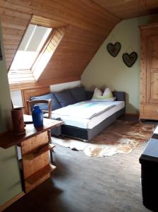 瓦兰奥斯蒂尔司多尔伟龙套房旅馆的一间卧室,在阁楼上设有床和窗户