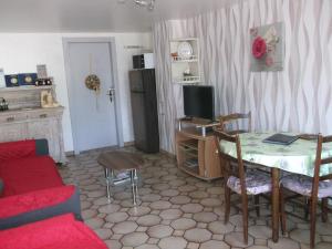 Traubach-le-BasGite les Rosiers的客厅配有桌子和沙发
