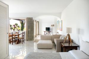 伊斯基亚Luxury Relais Villa Magdalena的客厅配有沙发和桌子
