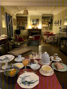 巴黎科特蒙马特住宿加早餐旅馆的客厅里一张带盘子和盘子的桌子