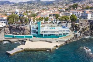 丰沙尔Apartment - The Historical Center of Funchal in Alojamento Local的水面上建筑物的空中景观