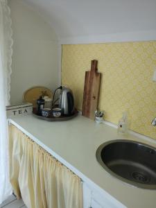 马尔克洛Bed & Breakfast Markelo的厨房柜台配有水槽和茶壶