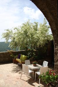 巴尼奥雷焦L'Incanto di Civita的一个带桌椅和树的庭院