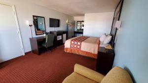 范霍恩范霍恩速8酒店的酒店客房配有一张床、一张桌子和一把椅子。