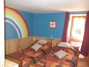 Saint-LéonsMas de La Boheme - L'Hermet的墙上有彩虹的房间的两张床